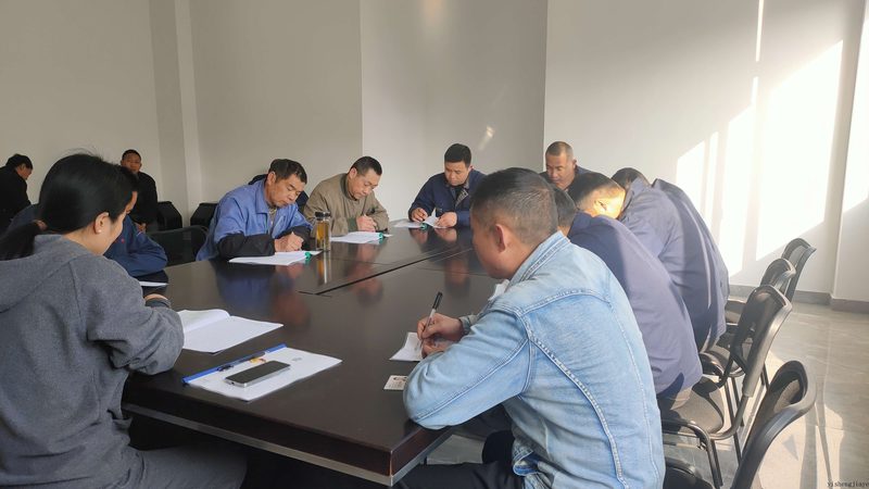 在选择二建或一建培训时，可以从以下几个方面进行考虑：